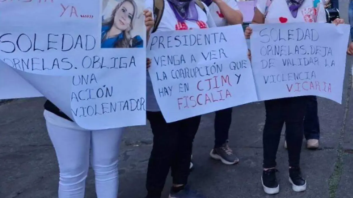 Pancartas denunciando a Soledad Ornelas